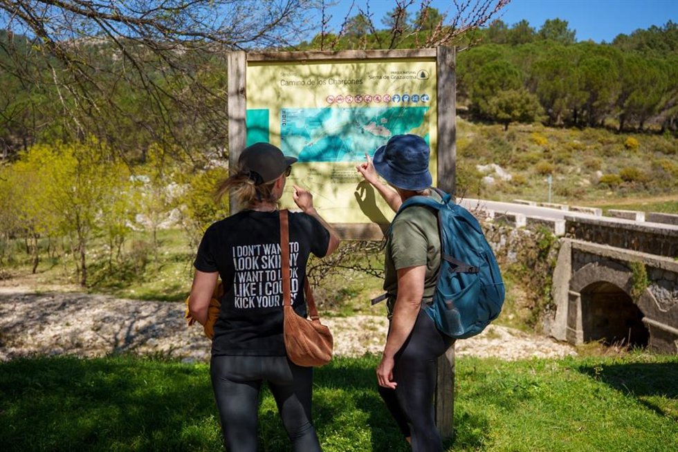 Dos senderistas consultan la ruta antes de iniciar su camino en Grazalema (Cádiz)