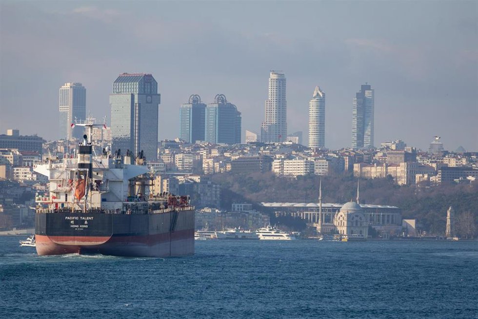 Un buque a su paso por el estrecho del Bósforo, en Estambul, Turquía (archivo)