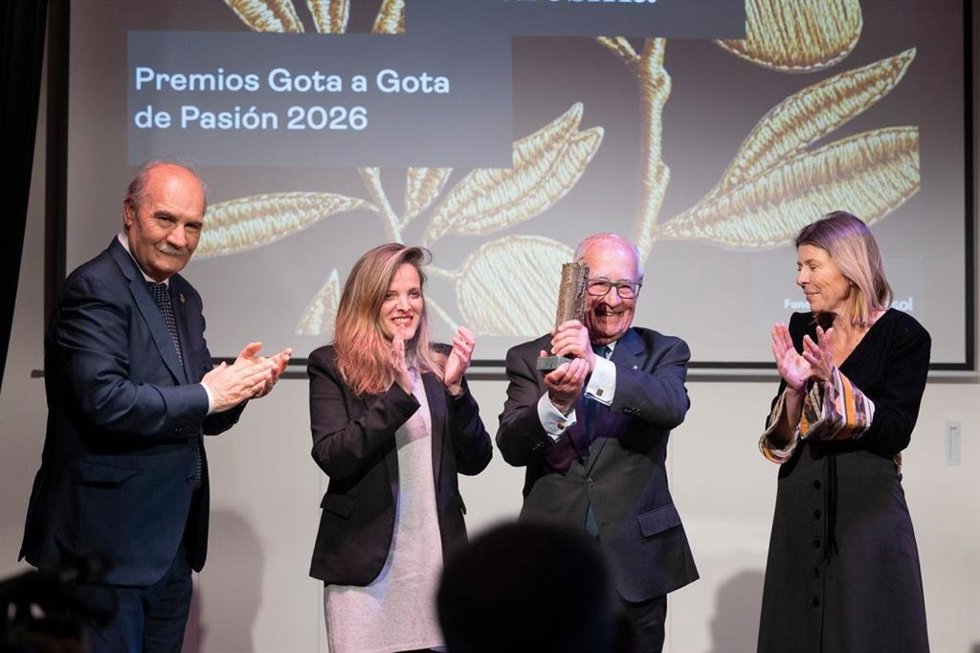 El presidente del Consejo de Hermandades de Cádiz, Juan Carlos Jurado, la teniente de alcalde de Cultura, Maite González, y la delegada de la Fundación Cajasol en Cádiz, María del Mar Díez, junto a Reynoso Román, hermano mayor honorario del Caído