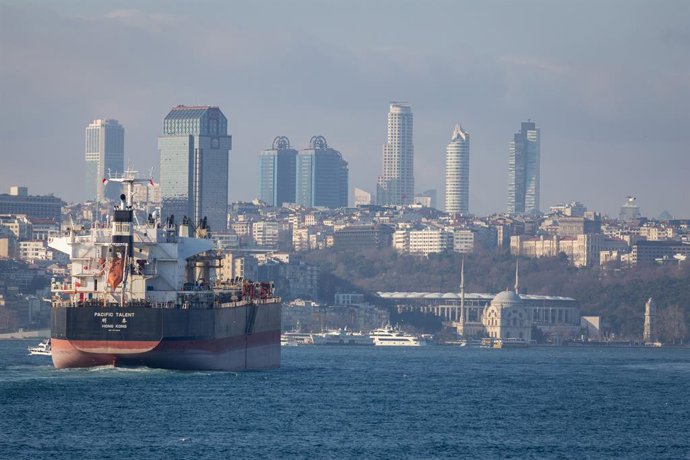 16 de março de 2026: Istambul, Turquia, 16 de março de 2026: Petroleiros e navios de carga atravessam o Estreito de Bósforo, em Istambul. Esta via navegável estratégica, que liga o Mar Negro ao Mediterrâneo, é um dos corredores de comércio marítimo mais m