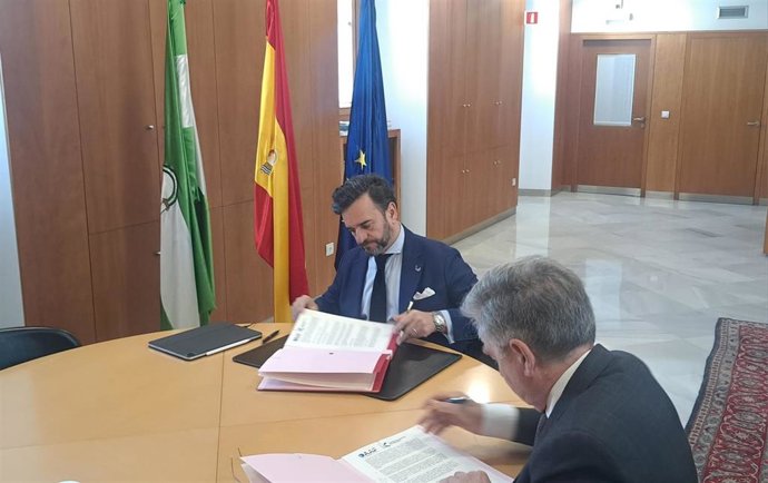 El acuerdo ha sido suscrito por el presidente de la Cámara de Cuentas de Andalucía, Manuel Alejandro Cardenete, y el director de la Oficina Andaluza contra el Fraude y la Corrupción, Francisco de Paula Sánchez.
