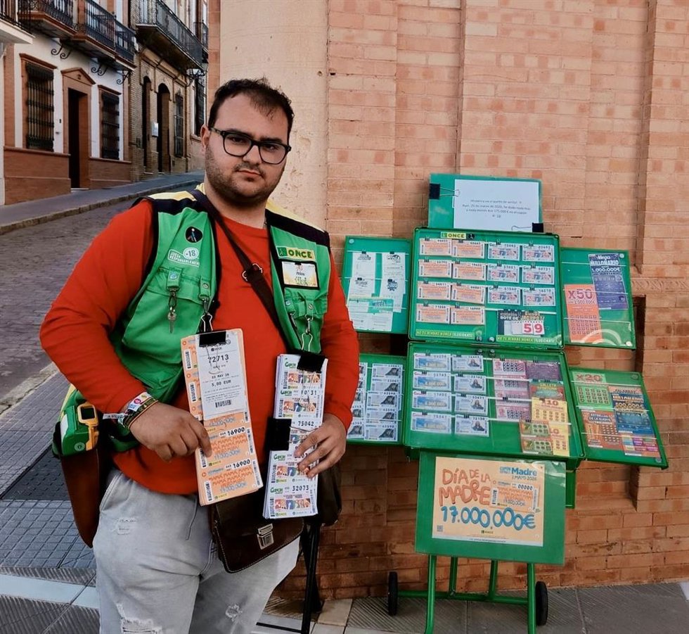 El vendedor de la ONCE de Rociana del Condado Iván Martín.