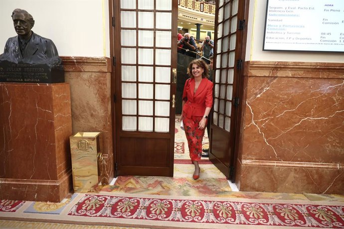 La vicepresidenta primera y ministra de Hacienda, María Jesús Montero, a su salida de una sesión de control al Gobierno, en el Congreso, a 25 de marzo de 2026, en Madrid (España). Sánchez y Feijóo se miden este miércoles en el Pleno del Congreso en plena 