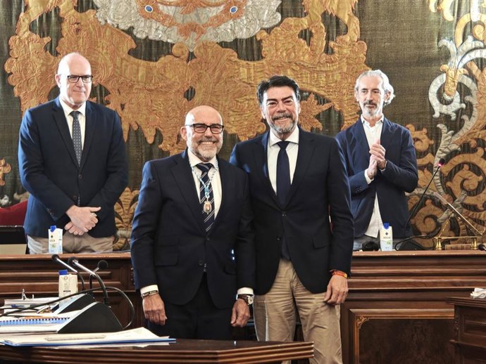 Luis Alfonso Morata y Luis Barcala, este jueves en el pleno del Ayuntamiento de Alicante