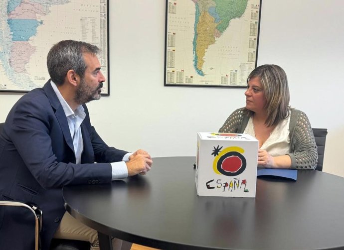 El director de la Oficina Española de Turismo (OET) de la capital argentina, Felipe Formariz, y la vicepresidenta del Principado, Gimena Llamedo