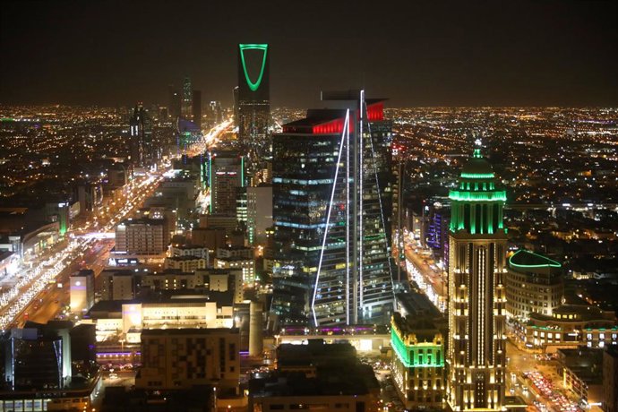 Archivo - RIYADH, Dec. 5, 2022  -- This photo taken on Dec. 4, 2022 shows the night city view of Riyadh, Saudi Arabia.