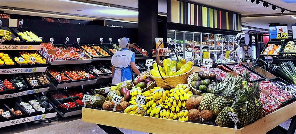 Archivo - Interior de un supermercado Caprabo