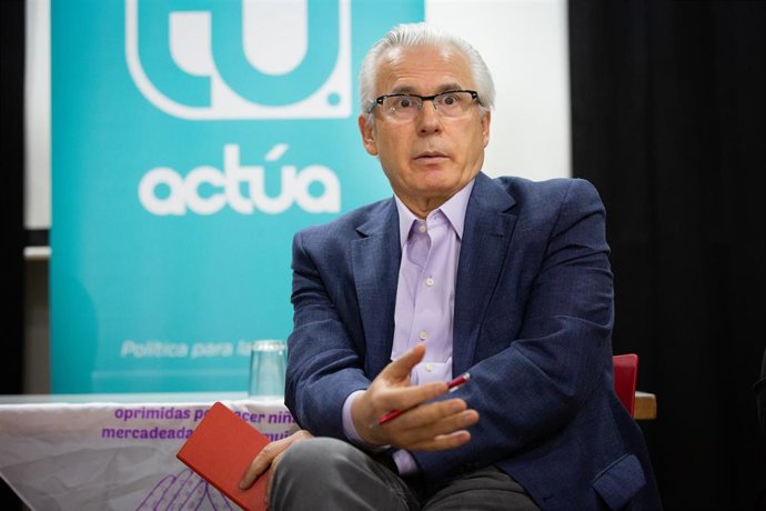 Archivo - El exjuez Baltasar Garzón (Actúa) durante su reunión con activistas de derechos humanos y sociales en Barcelona.