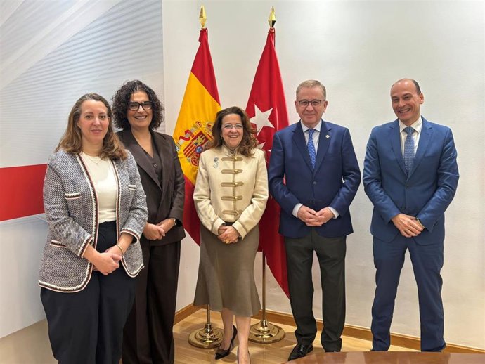 La consejera de Sanidad, Fátima Matute, y el presidente del CODEMl, Jorge Andrada