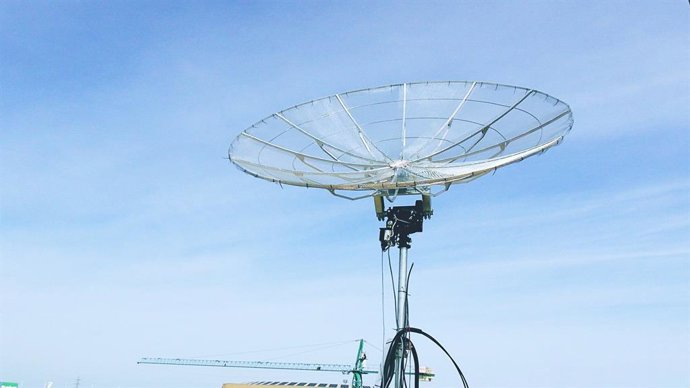 En la cubierta de la Escuela Técnica Superior de Ingeniería se ha instalado la plataforma Orbisat, de 2,5 metros de altura, desarrollada en la filial que Integrasys tiene en Luxemburgo.