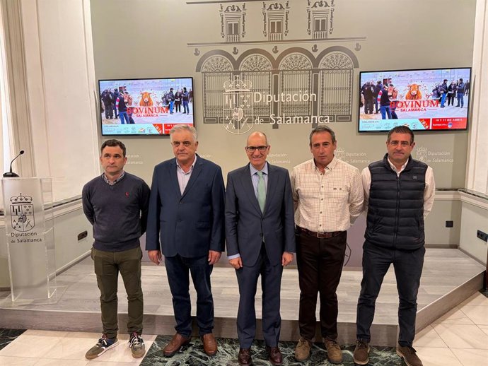 El presidente de la Diputación de Salamanca, Javier Iglesias (centro), junto a representantes de asociaciones ganaderas.