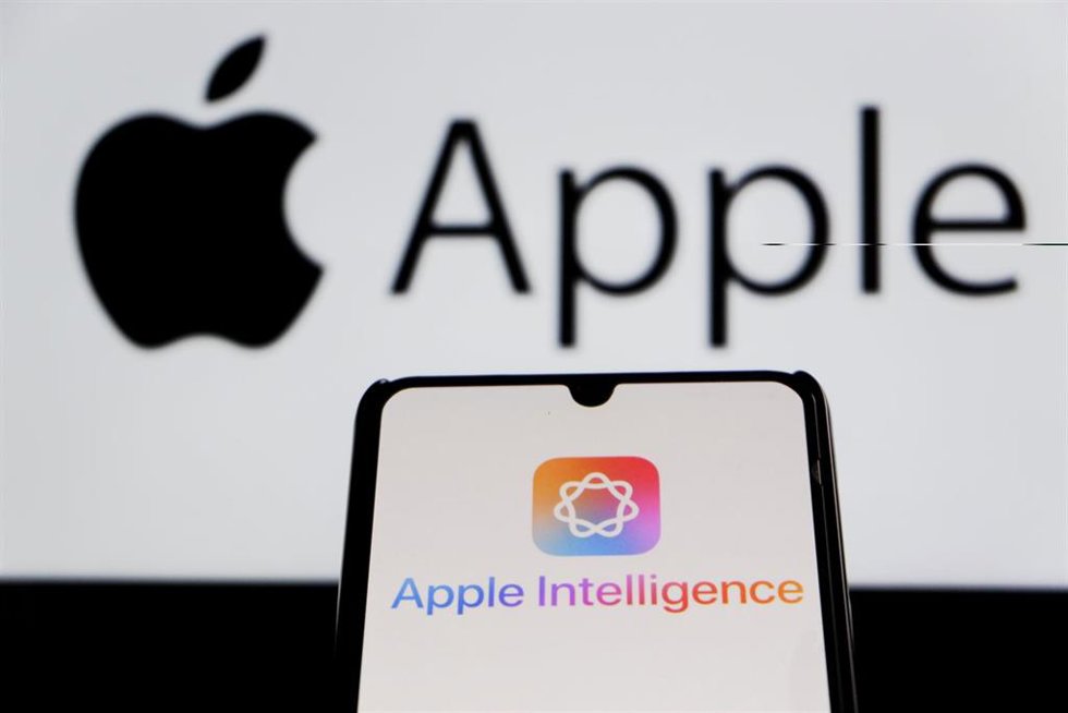Archivo - August 14, 2025, Indonesia: In this photo illustration, the Apple Intelligence logo is seen displayed on a smartphone with an Apple logo in the background.