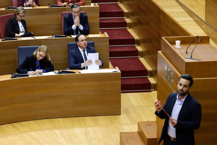 El 'president' Juanfran Pérez Llorca y el síndic del PSPV, José Muñoz, en la sesión de control