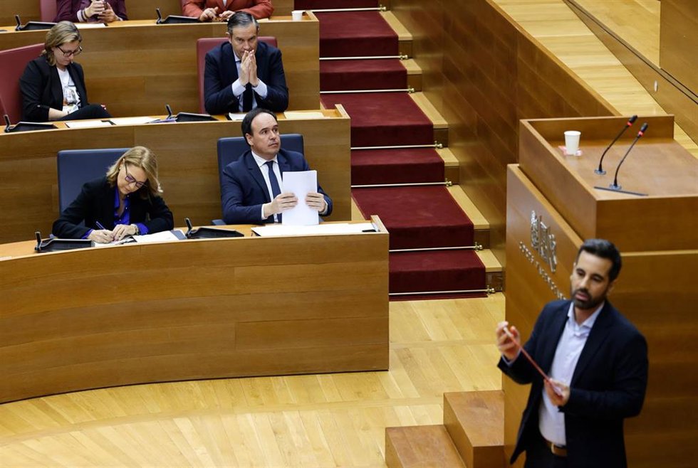 El 'president' Juanfran Pérez Llorca y el síndic del PSPV, José Muñoz, en la sesión de control