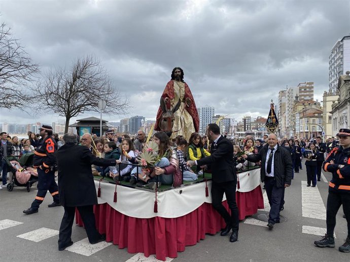 Archivo - Procesión Domingo de Ramos, Semana Santa, en Gijón.