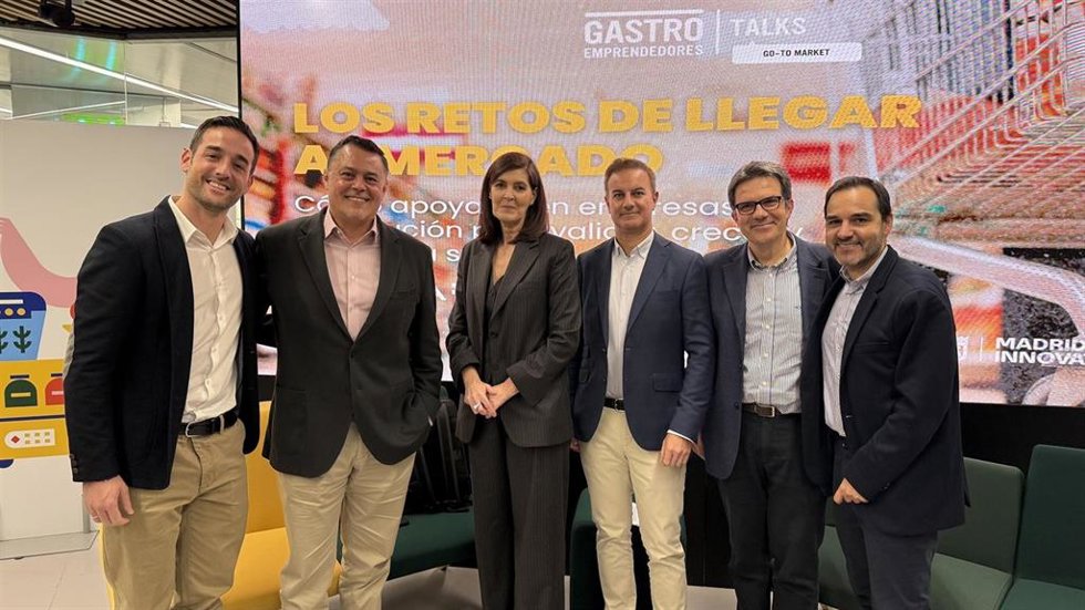 Estrella Martín, directora general de Emprendimiento y representantes del Grupo Varma