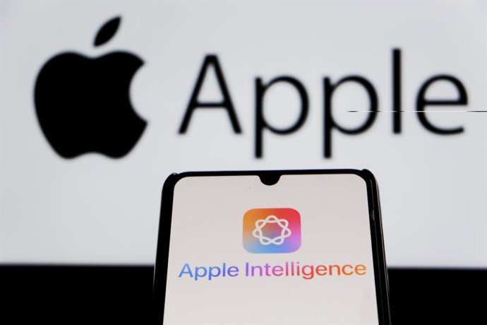 Archivo - Arquivo - 14 de agosto de 2025, Indonésia: Nesta ilustração fotográfica, o logotipo da Apple Intelligence aparece exibido em um smartphone, com o logotipo da Apple ao fundo.
