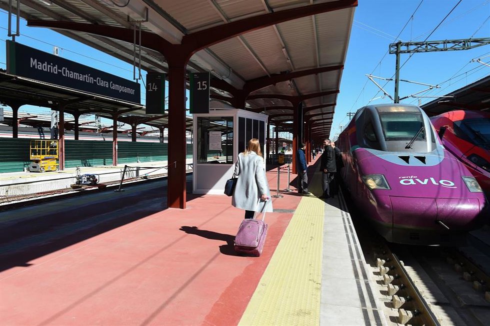 Archivo - Varias personas en el andén de un tren Avlo en la estación Madrid-Chamartín-Clara Campoamor