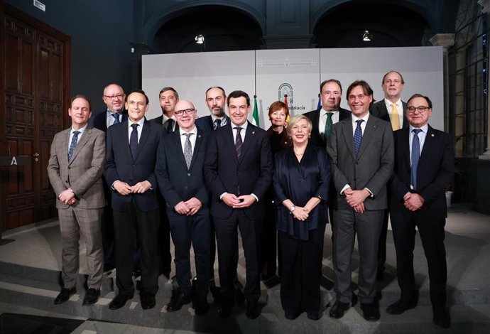 Archivo - El presidente de la Junta de Andalucía, Juanma Moreno, preside la foto de familia junto al consejero de Universidad, Investigación e Innovación, José Carlos Gómez Villamandos, durante la posesión de Carmen Vargas como nueva rectora de la US. 