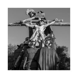 Una exposición del Drama de la Cruz de Alcorisa muestra la otra cara de la representación más singular de la Semana Santa aragonesa