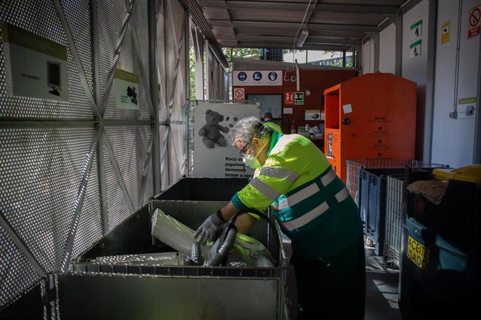 Archivo - Un operario de limpieza del servicio municipal de Barcelona.