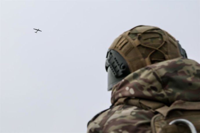 Archivo - Arquivo - RÚSSIA, REGIÃO DE KHERSON - 8 DE FEVEREIRO DE 2026: Um militar do destacamento de drones do 18º Exército de Armas Combinadas do Grupo Dnepr do Exército Russo com um drone de vigilância Orlan-10 durante uma missão de combate na zona da 