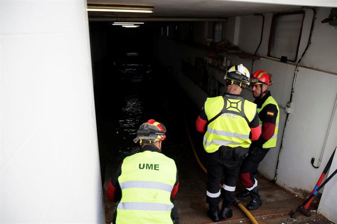LA UME actuando achicando agua en un garaje durante el paso de la borrasca Therese, a 24 de marzo de 2026, en Gran Canaria, Canarias (España). Agaete mantiene activo su dispositivo de emergencia y pide a la población extremar la precaución, evitando barra