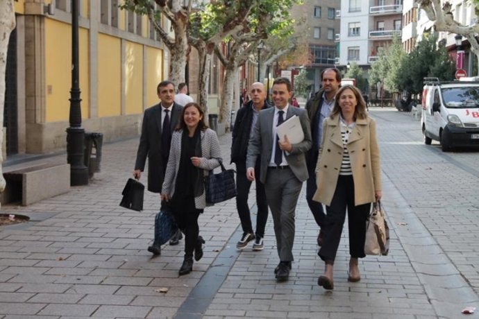 Archivo - El consejero de Política Local, Infraestructuras y Lucha contra la Despoblación, Daniel Osés, se dirige al Parlamento de La Rioja con su equipo