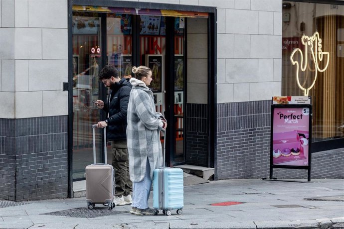 Archivo - Turistas en el centro de Madrid, a 8 de febrero de 2026, en Madrid (España). Según el Instituto Nacional de Estadística (INE), el turismo se convirtió en 2025 en uno de los principales sectores económicos de Madrid y alcanzó su mejor registro en