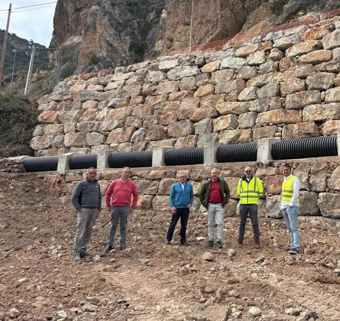 El presidente de la DPT, Joaquín Juste, junto a la escollera de la carretera de El Cuervo, ya construida.