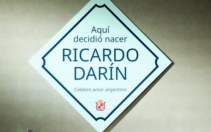 Placa sobre el nacimiento elegido de Darín en Jaén que aparece en el vídeo promocional de la campaña.