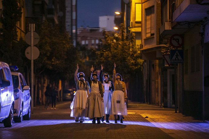 Archivo - La companyia de teatre de carrer Visitants representa l'espectacle 'Maletes de terra'