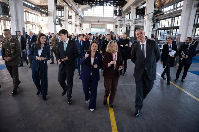 El CEO de Indra, José Vicente de los Mozos (d), y la secretaria de Estado de Defensa, Amparo Valcarce (2d), durante el III Encuentro del Ecosistema de la Industria Nacional de Defensa centrado en el Corredor Norte, en la Fábrica de Armas de La Vega, a 17 