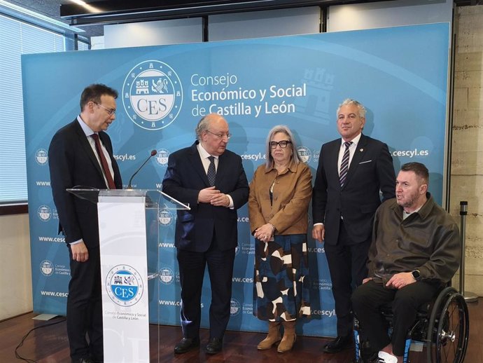 El presidente del CES, Enrique Cabero, (segundo por la izquierda) en la sede del Consejo momentos antes de iniciarse el acto de celebración del Día Mundial de Concienciación sobre elj Autismo 2026.