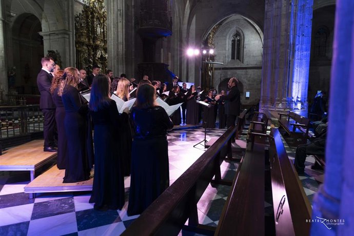 Archivo - El coro El León de Oro, dirigido por Marco Antonio García de Paz, en la Catedral de Oviedo.