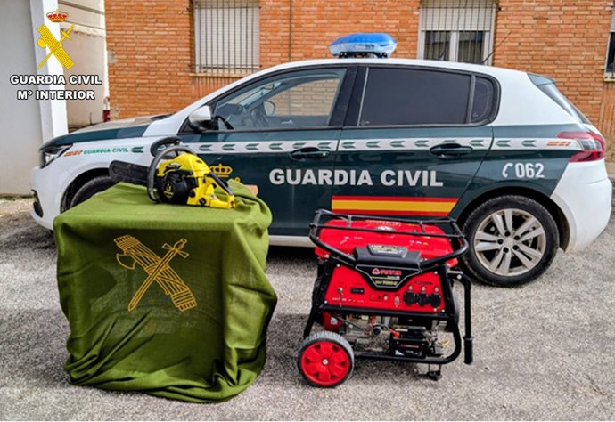 Vehículo de la Guardia Civil junto a herramientas hurtadas en La Solana.