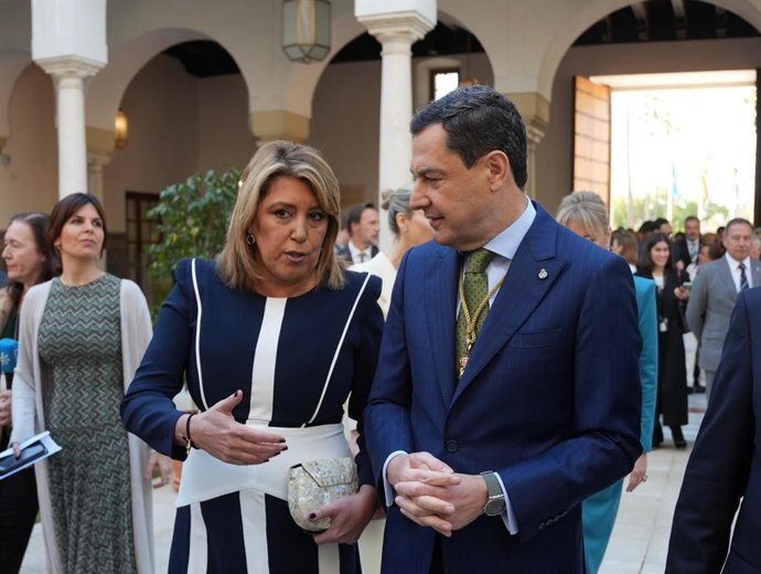 La senadora del PSOE y expresidente de la Junta, Susana Díaz, y el presidente de la Junta, Juanma Moreno, conversan en los pasillos del Parlamento andaluz antes del Pleno institucional con motivo del 28F. (Foto de archivo).