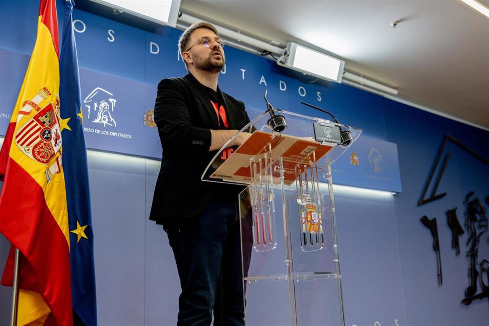 El diputado de Compromís, Alberto Ibáñez Mezquita, durante una rueda de prensa, en el Congreso de los Diputados, a 10 de marzo de 2026, en Madrid (España).