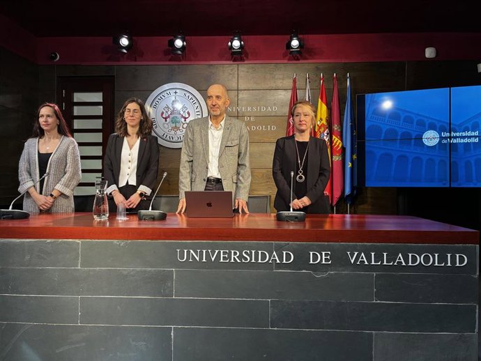 Carlos Alberola López, junto a parte de su equipo en la rueda de prensa de esta mañana.