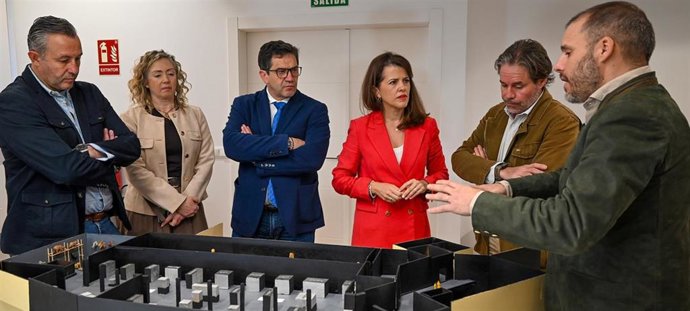 El presidente de la Diputación de Ciudad Real, Miguel Ángel Valverde, asiste a la explicación del proyecto museístico Mucana.
