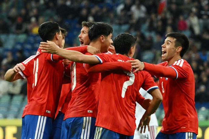 Futbol, Chile vs Peru Partido amistoso 2025 El jugador de la seleccion chilena Felipe Loyola, centro, celebra su gol durante el partido amistoso contra Peru disputado en el Estadio Olimpico Fisht de Sochi, Rusia. 18/11/2025 Sipa/Photosport  Football,