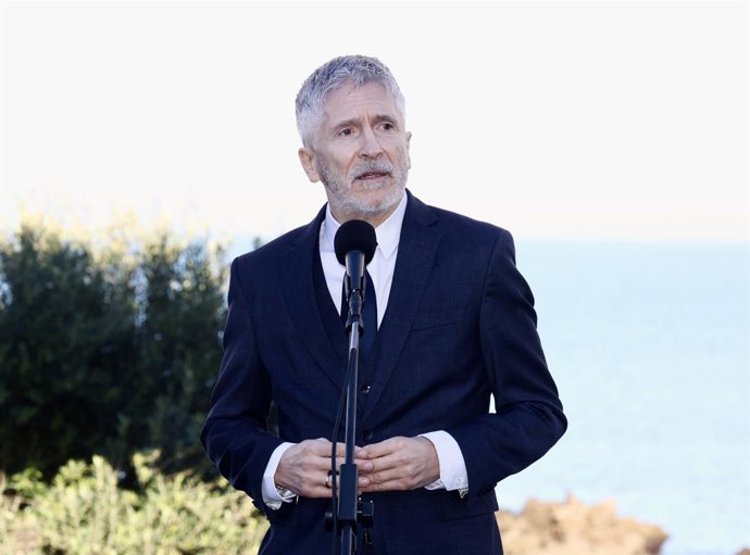 Archivo - El ministro de Interior Fernando Grande-Marlaska , durante la atención a los medios de comunicación. A 14 de febrero de 2025, en Cádiz (Andalucía, España)., los ministros de la Presidencia, Justicia y Relaciones con las Cortes, Félix Bolaños, y 