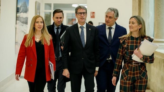 El consejero de Política Local, Daniel Osés, llegando al pleno del Parlamento de La Rioja