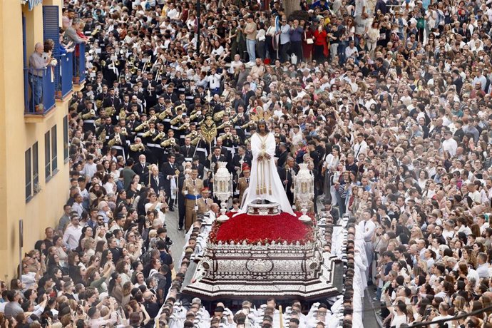 Archivo - Las imágenes de Nuestro Padre Jesús Cautivo y María Santísima de la Trinidad Coronada recorren las calles de la capital malagueña durante su estación de penitencia, a 14 de abril de 2025, en Málaga (Andalucía, España). 