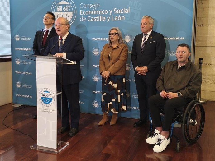 El presidente del CES, Enrique Cabero, en el atril momentos antes de la celebración del Día Mundial de Concienciación sobre el Autismo 2026 con la presidenta de la Federación Autismo, Carmen Calvo.