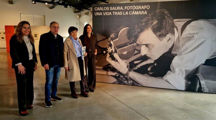 La concejala de Acción y Promoción Cultural, Elena Aguado (centro derecha) y el comisario de la muestra, Chema Conesa (a su izquierda), en la presentación de la exposición 'Carlos Saura, fotógrafo. Una vida tras la cámara'.