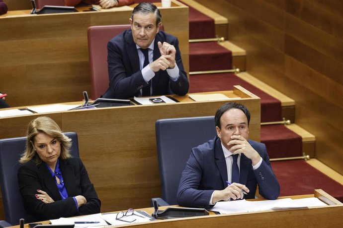 El president de la Generalitat, Juanfran Pérez Llorca (d), durante una sesión de control, en Les Corts Valencianes, a 26 de marzo de 2026, en Valencia