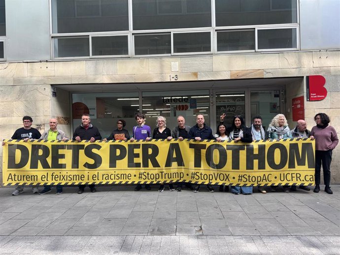 Representantes de las entidades adheridas a la acción, este jueves ante LaFede, en Barcelona