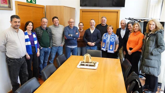 El alcalde de Siero, Ángel García, con varios concejales del equipo de gobierno y una representación de los técnicos municipales que participaron en la tramitación del expediente.