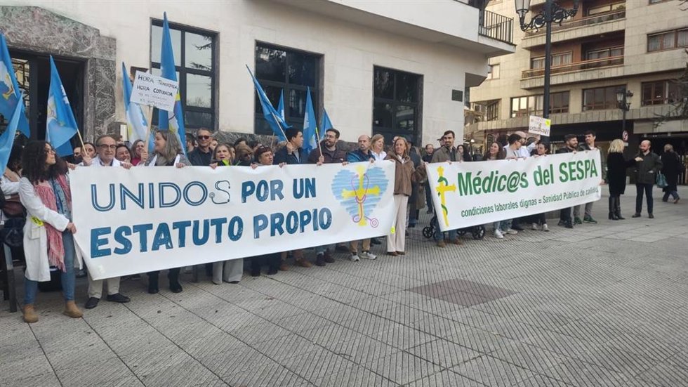 Archivo - Movilización médicos en Asturias.